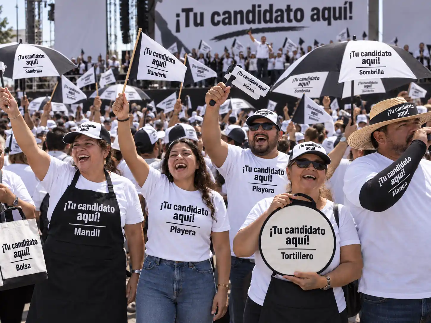 Multitud en mitin con artículos promocionales para campañas políticas