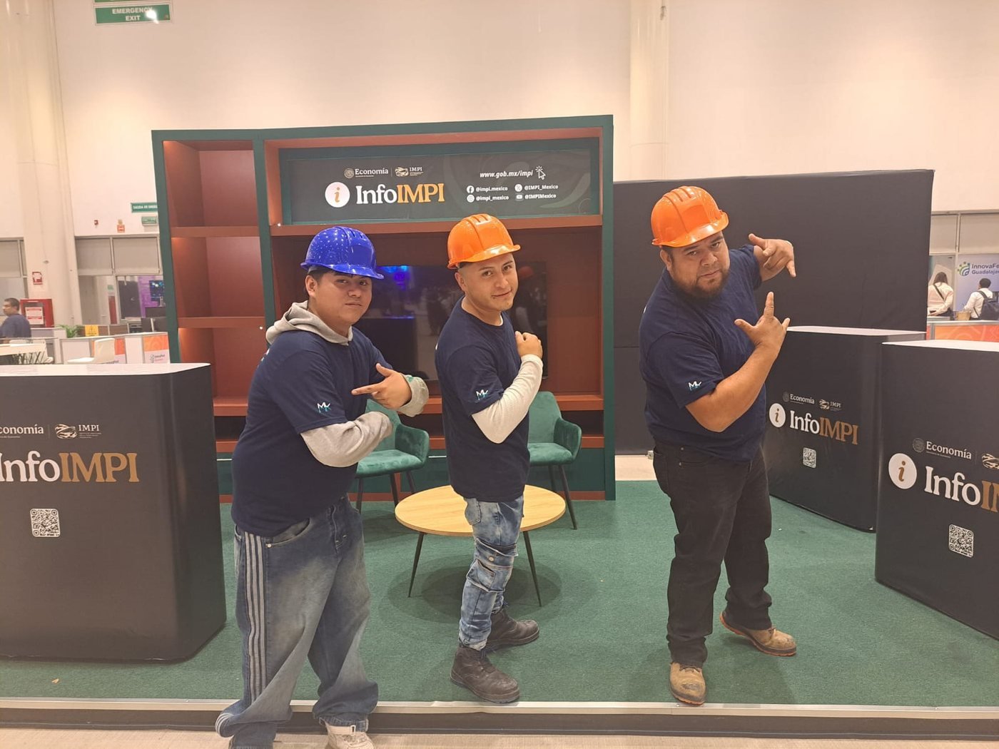 Equipo de Markekint junto al stand InfoIMPI terminado y montado en exposición