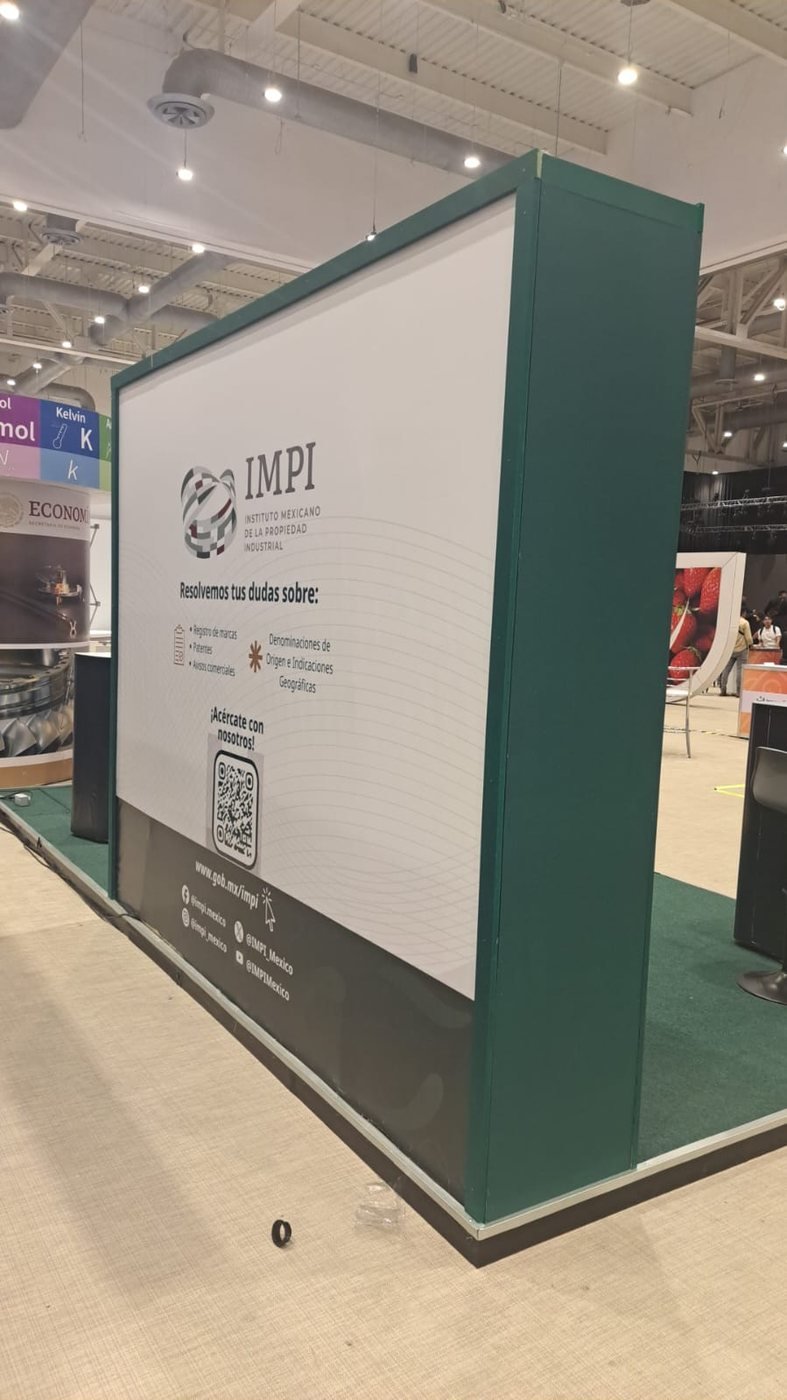 Panel gráfico personalizado con la identidad de marca del IMPI, producción gráfica de Markekint para exposición en CDMX
