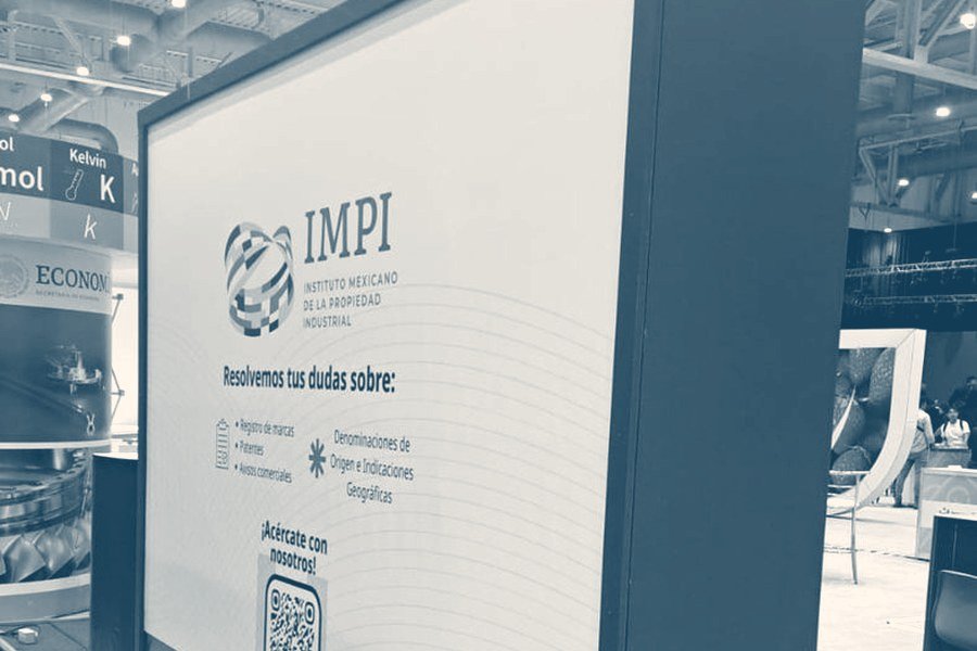 Producción gráfica y branding aplicado a un stand para exposición