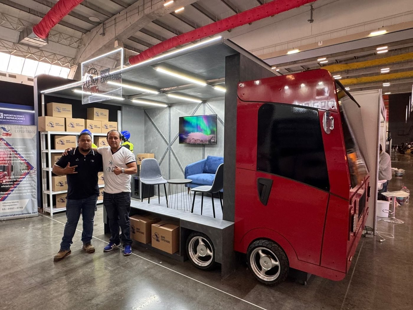 Equipo de Markekint junto al stand terminado y montado para Grupo Expeditados en exposición de CDMX