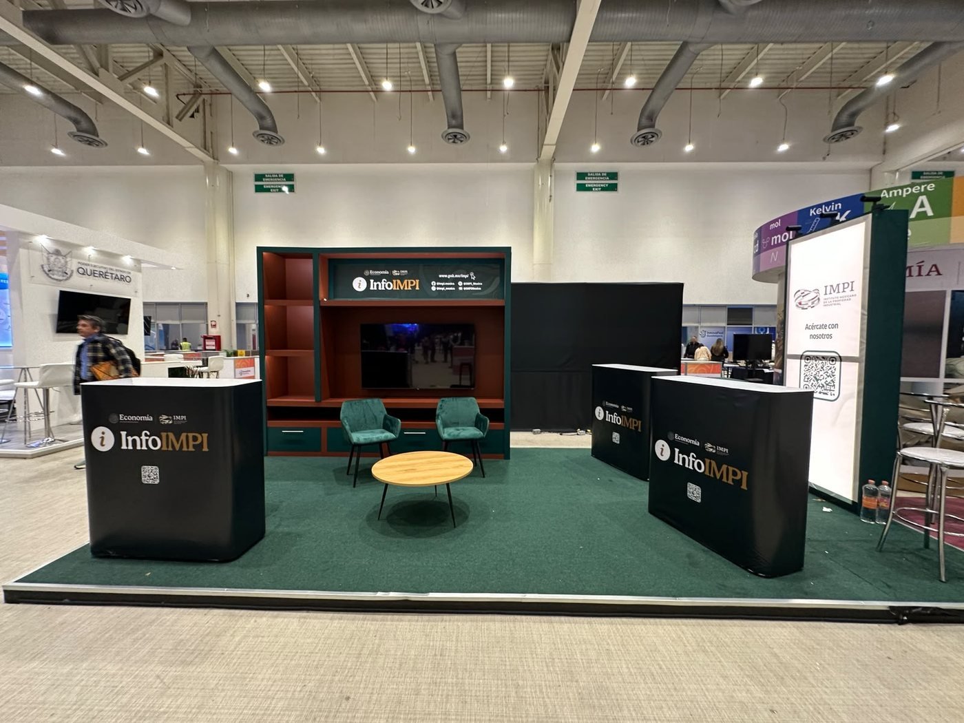 Stand InfoIMPI terminado y fabricado por Markekint según el render 3D aprobado, listo para exposición